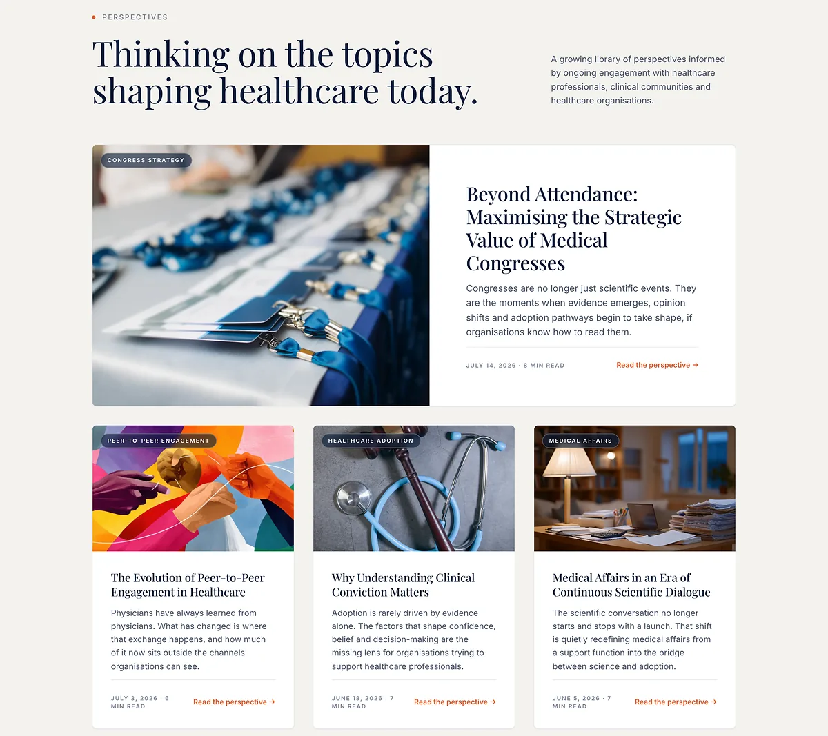 Page Evidence : « Thinking on the topics shaping healthcare today », un article en vedette avec sa photographie et trois cartes de perspectives en dessous