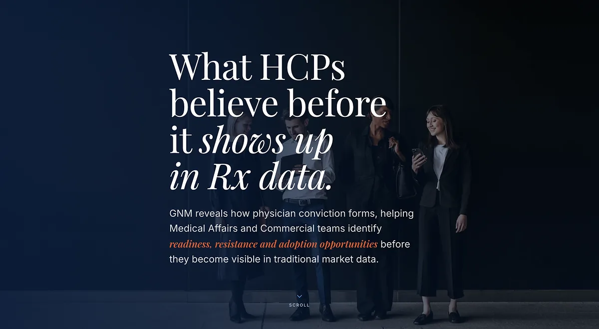 Accueil de GNM Healthcare : « What HCPs believe before it shows up in Rx data » en grand serif blanc, l’italique en orange, sur une photographie sombre de médecins en discussion