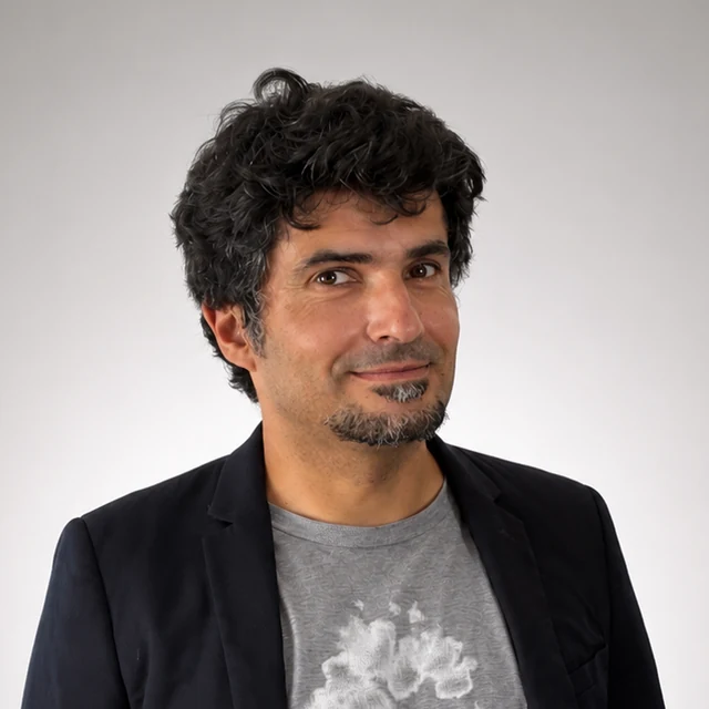 Sébastien Lopez, fondateur de Designs Genius, veste sombre sur fond clair