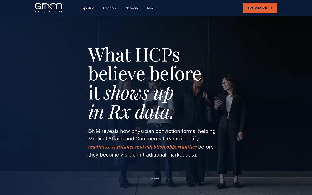 Page d’accueil de GNM Healthcare : « What HCPs believe before it shows up in Rx data » en grand serif blanc sur une photographie sombre de médecins